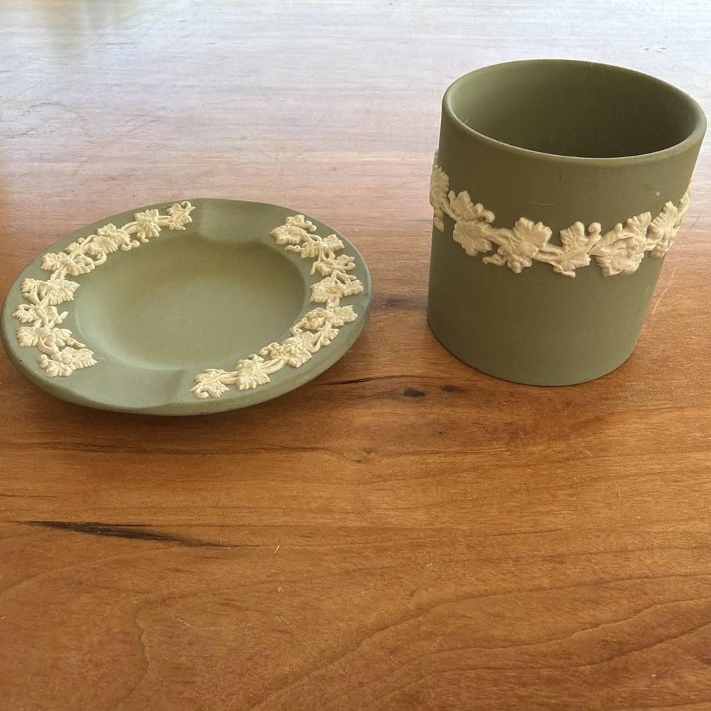Vtg‎ Wedgwood Sage Green Jasperware Cigarette Holder & Ash Tray Smoke Set